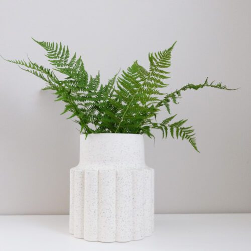 Valkoinen matala maljakko